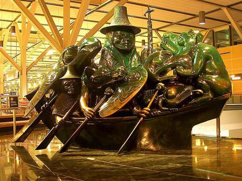 The Spirit of Haida Gwaii is a monumental sculpture in bronze: 6.05 m long, 3.9 m high, 3.5 m wide and weighing 4900 kg.