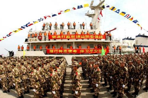 An oath-taking ceremony is held in Outer Gaoqiao Port of Shanghai, April 2, 2010. More than 800 soldiers from several provinces took oath Friday to fulfill the security missions during the Shanghai World Expo. (Xinhua/Wang Xiaoxue) 