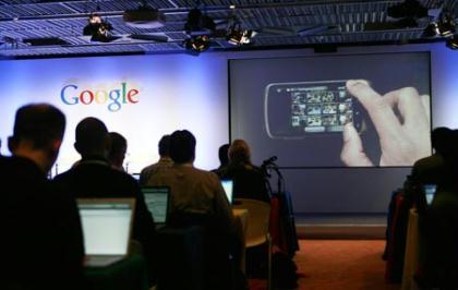 Media attending the unveiling of the Nexus One smartphone, using the Android platform, watch an application on the first mobile phone the internet company will sell directly to consumers, during a news conference at Google headquarters in Mountain View, California January 5, 2010. (Xinhua/Reuters Photo)