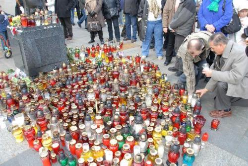 People attend a mourning ceremony for Polish President Lech Kaczynski and people on board the crashed Tu-154 aircraft, in Warsaw, capital of Poland, April 11, 2010. On Saturday morning, a Polish government plane carrying a delegation for the 70th anniversary of the Katyn crime crashed at Smolensk, 18 kilometers from Katyn where WWII Polish officers were murdered 70 years ago. All 96 passengers aboard the plane were killed including President Lech Kaczynski and his wife Maria. (Xinhua/Ma Shijun)