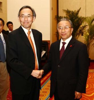 Chinese State Councilor Dai Bingguo (R) shakes hands with U.S. Energy Secretary Steven Chu in Washington, the United States, April 13, 2010. (Xinhua/Liu Weibing)