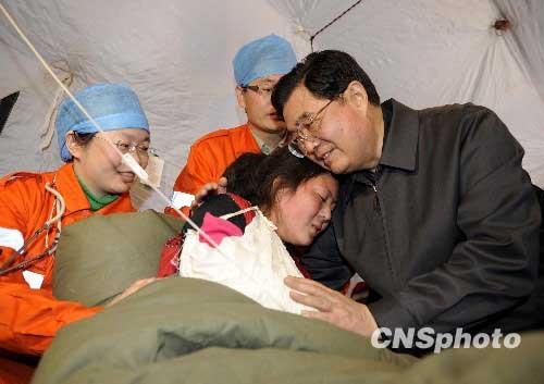 Chinese President Hu Jintao arrived at the quake-hit Yushu prefecture in northwestern China's Qinghai Province Sunday morning to direct relief work and visit victims. 