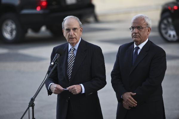 U.S. envoy to the Middle East George Mitchell delivers a speech before his meeting with Palestinian President Mahmoud Abbas in the West Bank city of Ramallah, April 23, 2010. (Xinhua/Fadi Arouri)