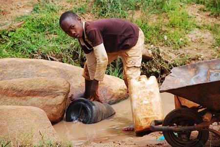 乾旱區取水的兒童