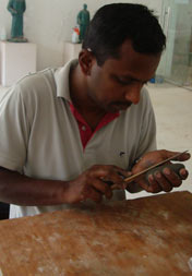 印度藝術家Gopinath Subbanna（李小虎）在指導工作人員製作雕塑作品中的“葉子”