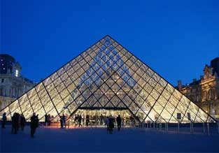 Les dames franÇaises apprécient les reliques de la Cité interdite au Louvre