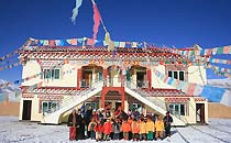       協慶慈善孤兒學校位於青藏高原東部的四川甘孜藏族自治州德格縣，這裡屬於康巴藏區的政治文化發源中心。學校由貢夏仁波切于2004年開始籌建。