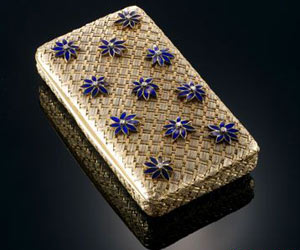 作者：蒂芙尼<br>材質：金，鑽石，琺瑯（粉隔）<br>尺寸：8.1*4.3*2cm<br>時代：1950-1960年