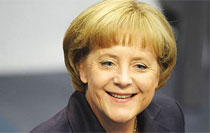     默克爾1954年7月出生於德國漢堡市，2005年11月，成為德國歷史上第一位女總理，在德國政壇素有“鐵娘子”之稱。