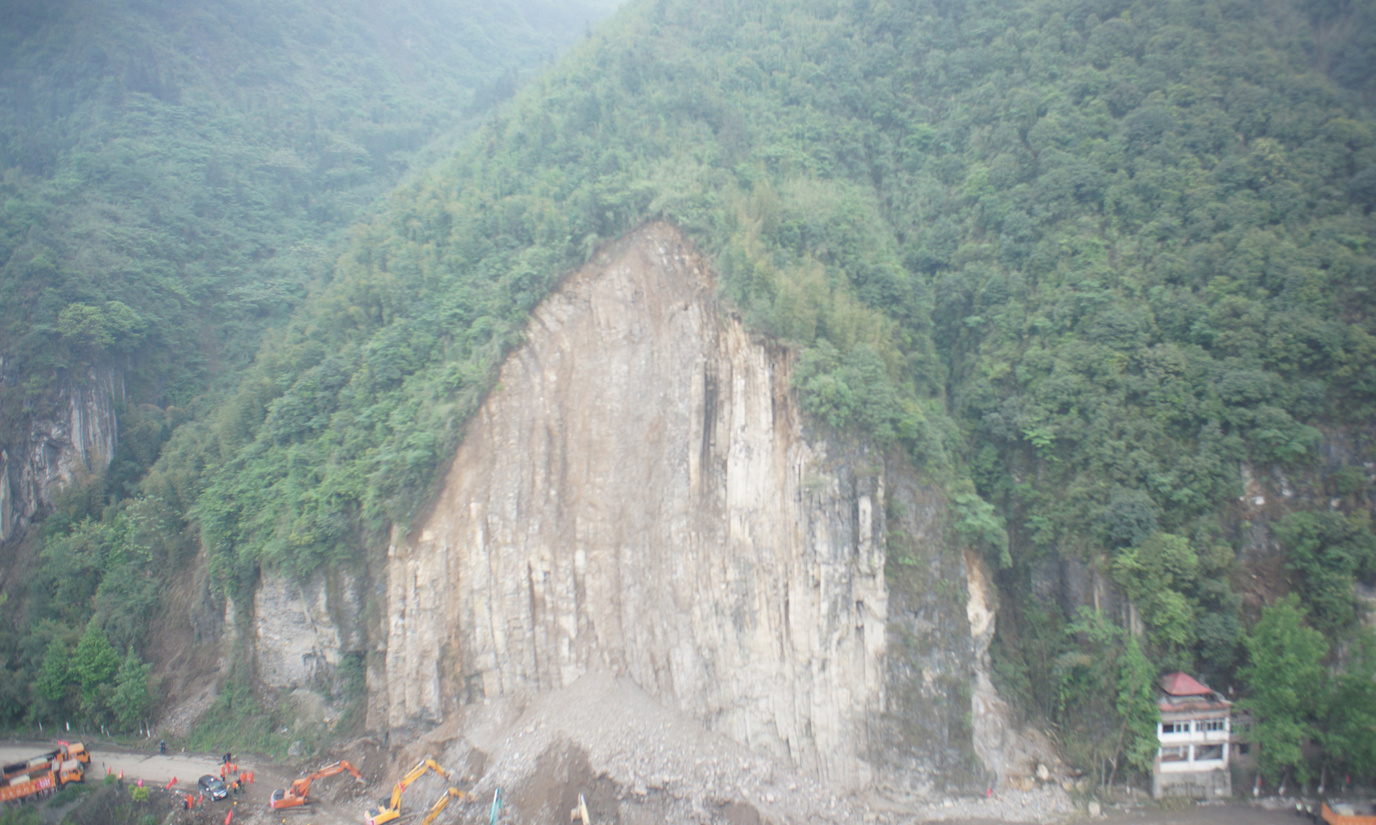 地震讓山上的植被被損壞