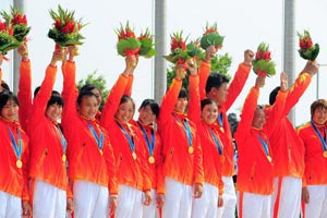 <center>中國女子龍舟隊 <font color=red>3金</font></center>