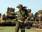解放軍某部組織戰士演出 時尚女兵舞動軍營