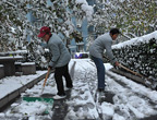 物業人員在為小區除雪