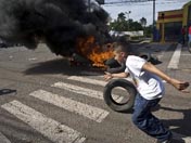 民眾焚燒輪胎 要求釋放總統