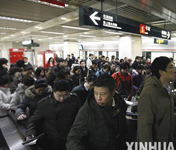 大批乘客滯留上海南站