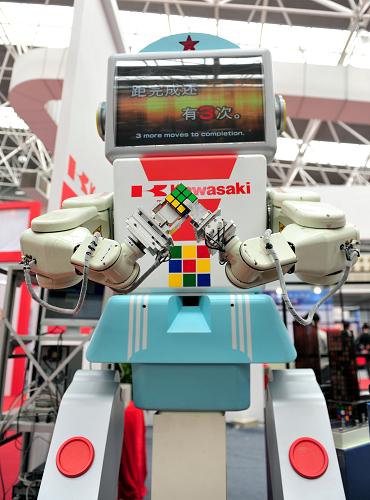 　3月29日，一台機器人在首屆中國國際進口産品博覽會上拼魔方。新華社（王啟明 攝） 