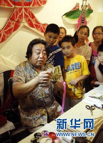 6月16日，北京市西城區金融街少年宮美術興趣小組的孩子們在參觀傳統“京味兒”風箏手工製作。