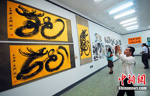博覽會上的周卡“龍”文化創意作品。王燕君 攝