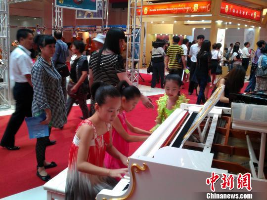 圖為2012中國營口首屆樂器博覽會現場。秦逸 攝
