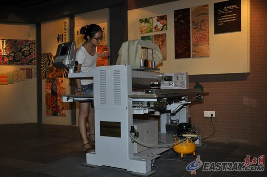 參觀者可以親自體驗電腦刺繡機如何繡出精美的圖案