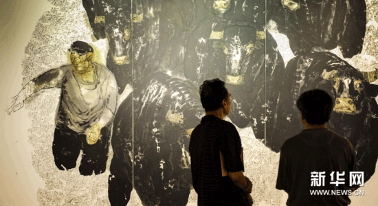 8月26日，參觀者在參觀展出作品。