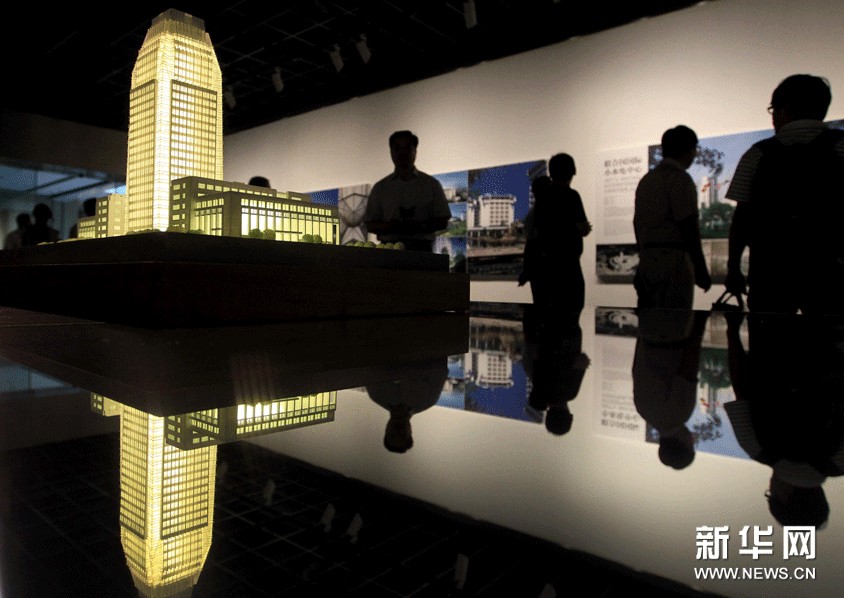 9月4日，參觀者在杭州“程泰寧建築作品展”上參觀。