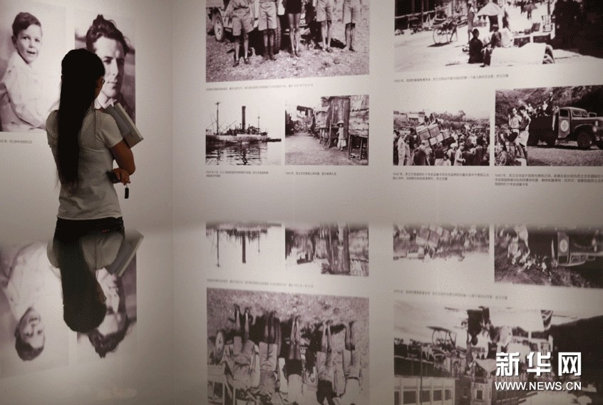 9月10日，觀眾在展廳內欣賞蘇立文幼兒時期以及年輕時在中國行走的老照片。