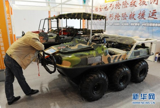 參觀者在第四屆上海國際減災與安全博覽會上觀看一輛水陸兩用搶險救援車。新華社簽約攝影師 賴鑫琳攝