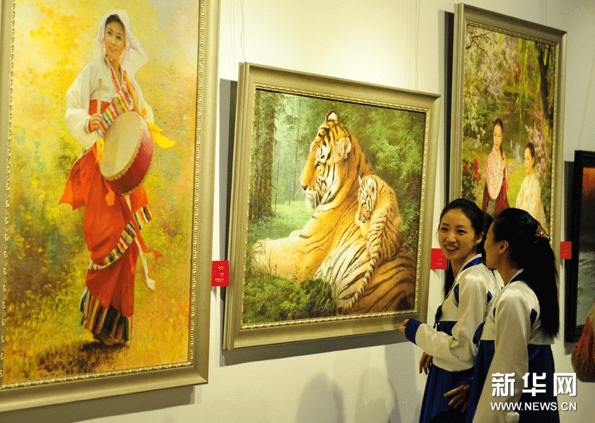 觀眾在朝鮮美術作品工藝品精品展上參觀
