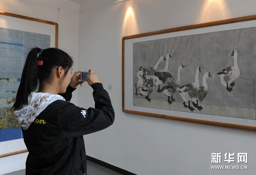 觀眾在參觀2012全國中國工筆畫展