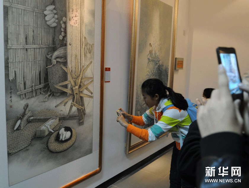 觀眾在參觀2012全國中國工筆畫展