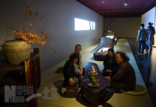 11月13日，幾名藝術家在“無痕——當代琴人生活美學與生命態度”展覽現場品茶。