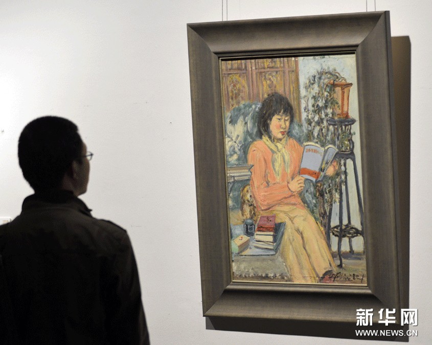 11月14日，參觀者在浙江美術館欣賞林達川的油畫作品《民族姑娘》。