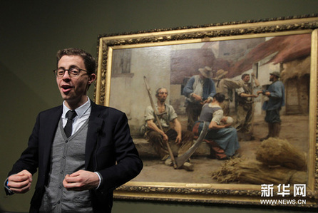 11月14日，法國巴黎奧賽博物館策展人格扎維埃•雷耶在展廳內向媒體介紹展品。新華網圖片 任瓏 攝