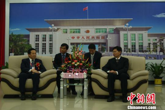 廣西自治區副主席藍天立（右）會見越南廣寧省人民委員會副主席阮文成（左）。　翟李強　攝