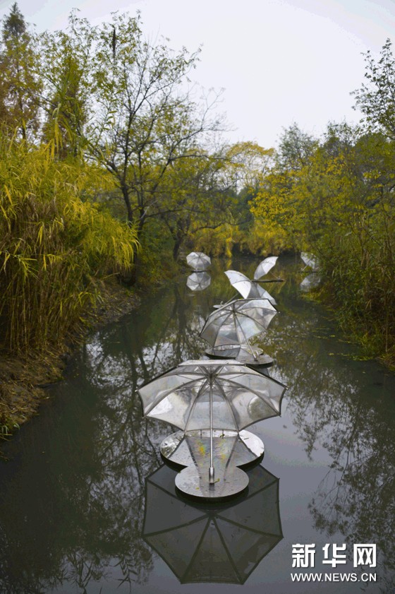 這是一組名為“傘”的雕塑（11月23日攝）。