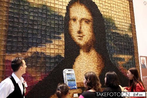 12月1日，顧客在香港K11欣賞新西蘭藝術家莫裏斯·班奈特用6000塊吐司砌成的全球最大的吐司馬賽克畫《蒙娜麗莎的微笑》。