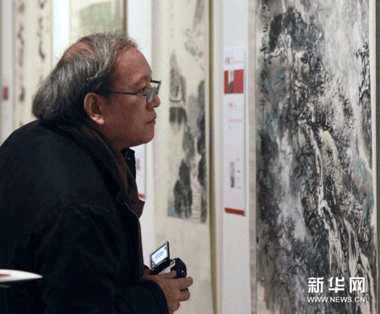 12月8日，參觀者在南京藝術學院百年校慶師生美術作品展上欣賞展品