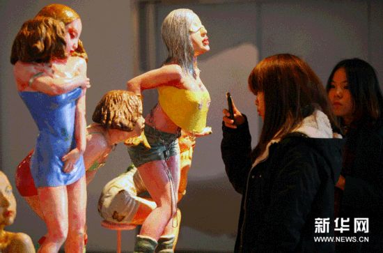 12月8日，參觀者在南京藝術學院百年校慶師生美術作品展上欣賞雕塑作品《我是女生》