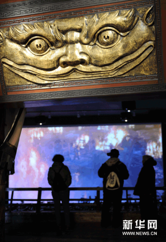 （2）12月25日，觀眾在紀念館內觀看3D電影《東吳大帝》中的“火燒赤壁”。
