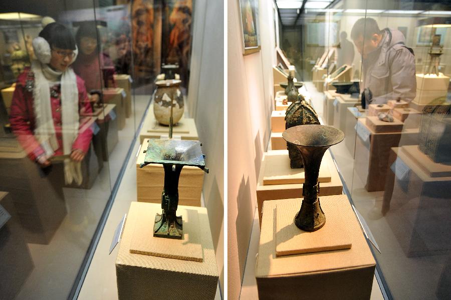 　12月25日，參觀者在“文明的足跡中國社會科學院考古研究所優秀成果展”上參觀（拼版照片）。