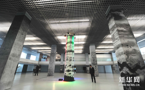 12月26日，《天柱》2013——陳嘉仁水墨藝術裝置展在北京中華世紀壇開幕。新華網圖片 李曉果 攝