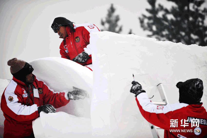 （2）1月1日，印尼隊隊員在進行雪雕創作。