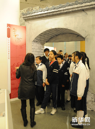 1月8日，學生在參觀展覽。新華網圖片 黃本強 攝