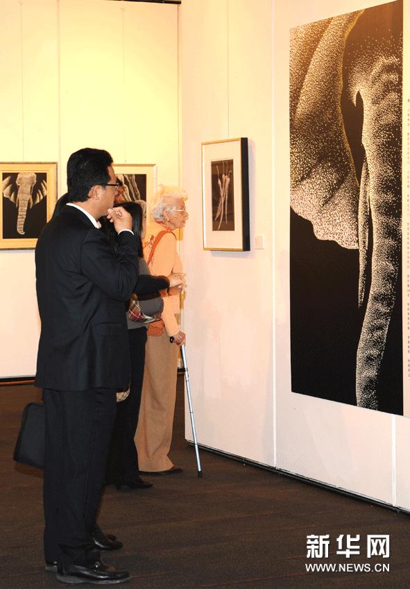 2月18日，參觀者在“陳氏三代藝術展”上欣賞作品。
