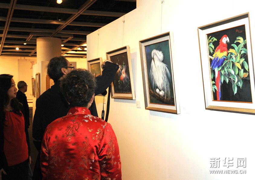2月18日，參觀者在“陳氏三代藝術展”上欣賞作品。