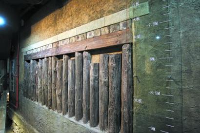 水閘的建築結構由石板、木板、木梁、木樁組成。