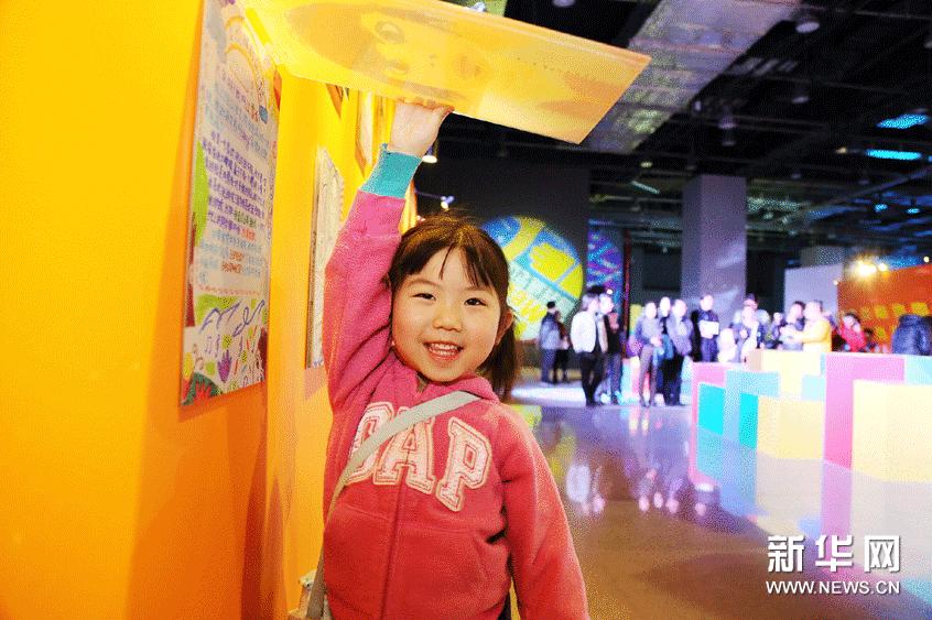 3月2日，在“世界兒童融合藝術大展”上，來自北京的5歲小女孩橙橙展示她所觀看的江雪儀小朋友的自畫像和自我介紹。