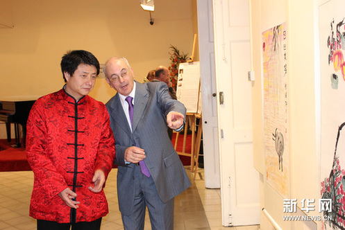 2月28日，在馬耳他首都瓦萊塔市，馬耳他著名藝術評論家博奇（右）觀賞張劍峰作品。新華網圖片 趙成 攝