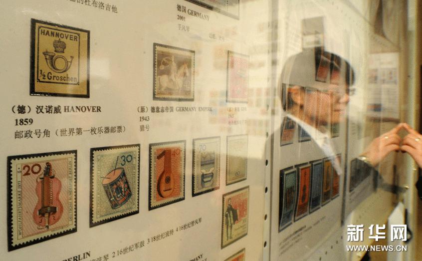 3月5日，世界上第一枚樂器郵票——“郵政號角”（1859年由德國漢諾威出版，左上角）在北京國家大劇院展出。